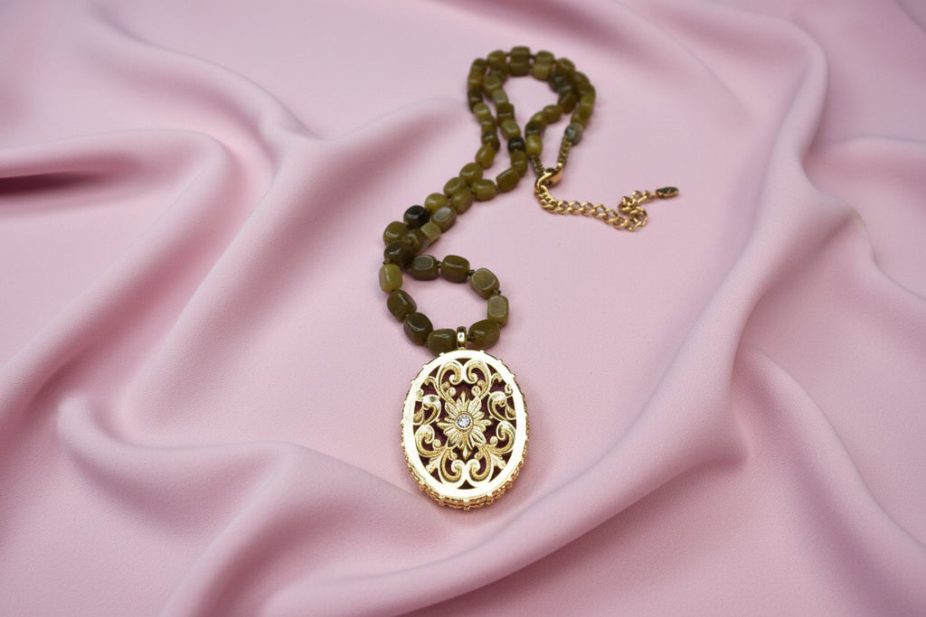 collier acier inoxydable doré et médaillon ovale en pierre naturelle