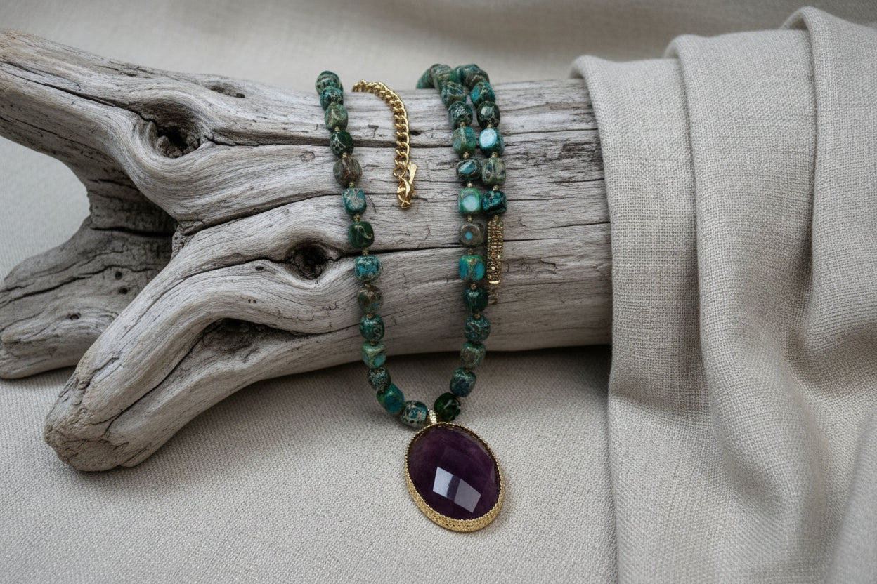 collier acier inoxydable doré et médaillon ovale en pierre naturelle