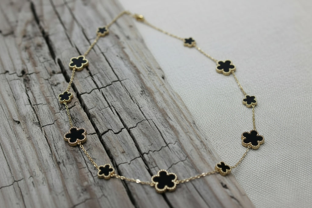collier acier doré et fleurs en blanc nacré