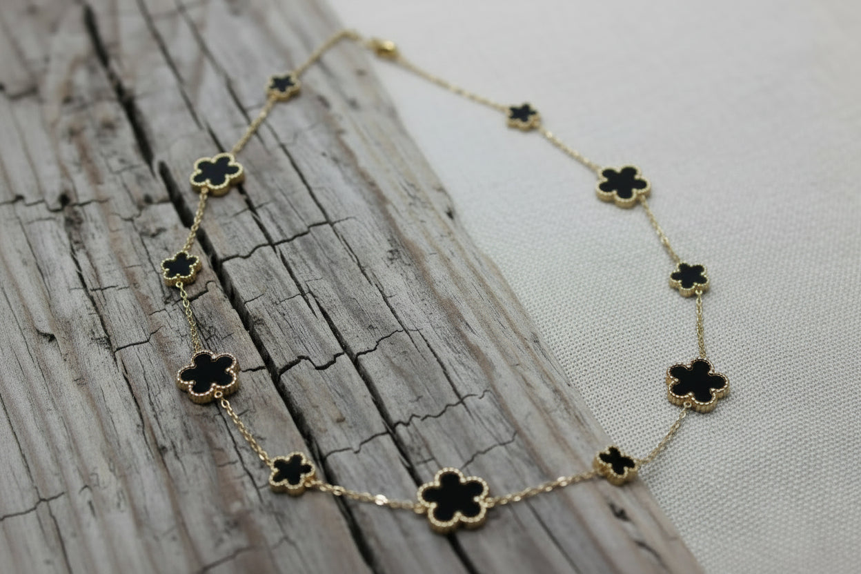 collier acier doré et fleurs en blanc nacré
