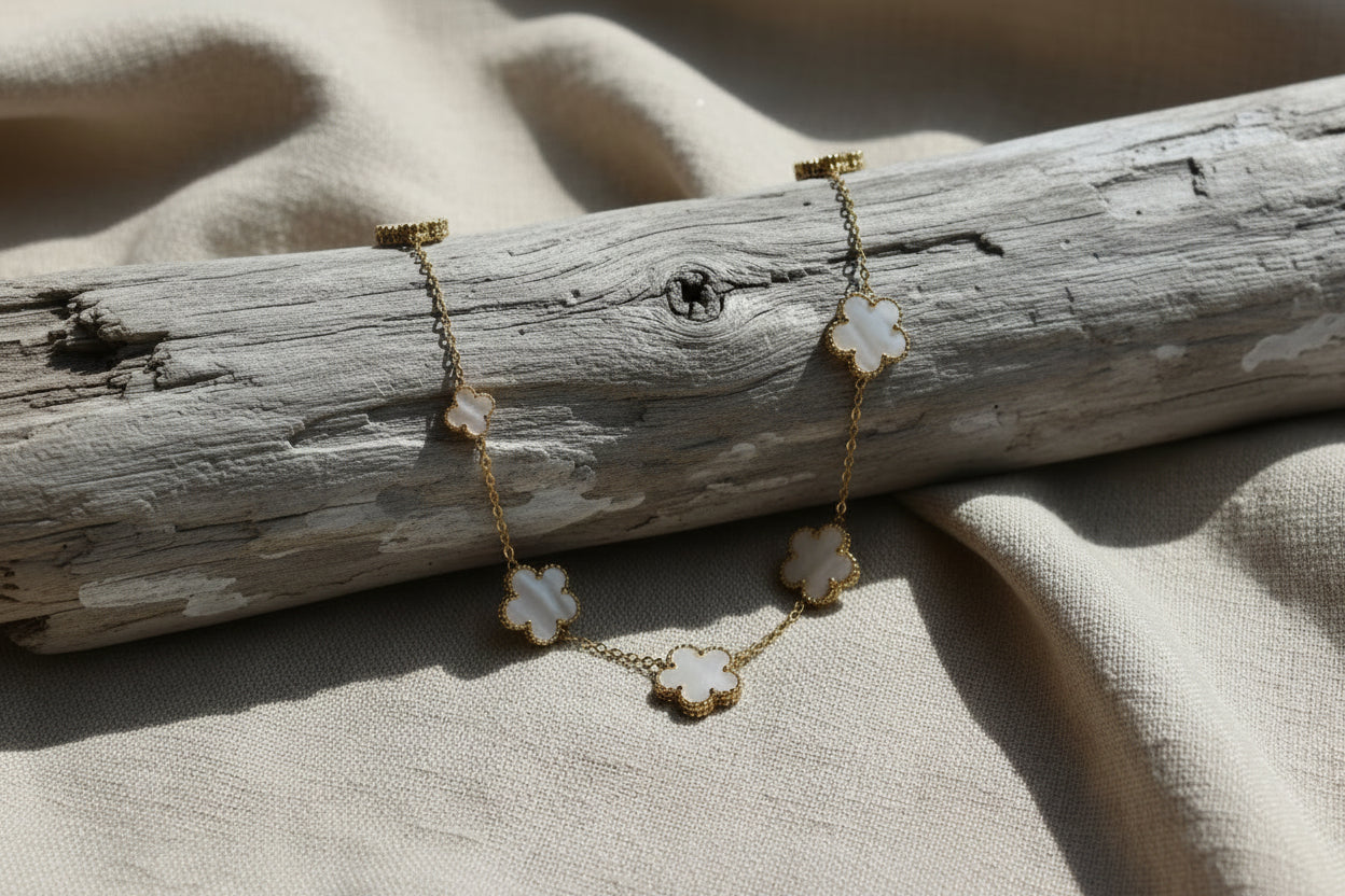 collier acier doré et fleurs en blanc nacré