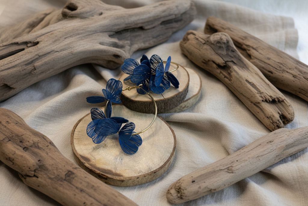 Créoles en acier inoxydable doré  avec pétales bleus