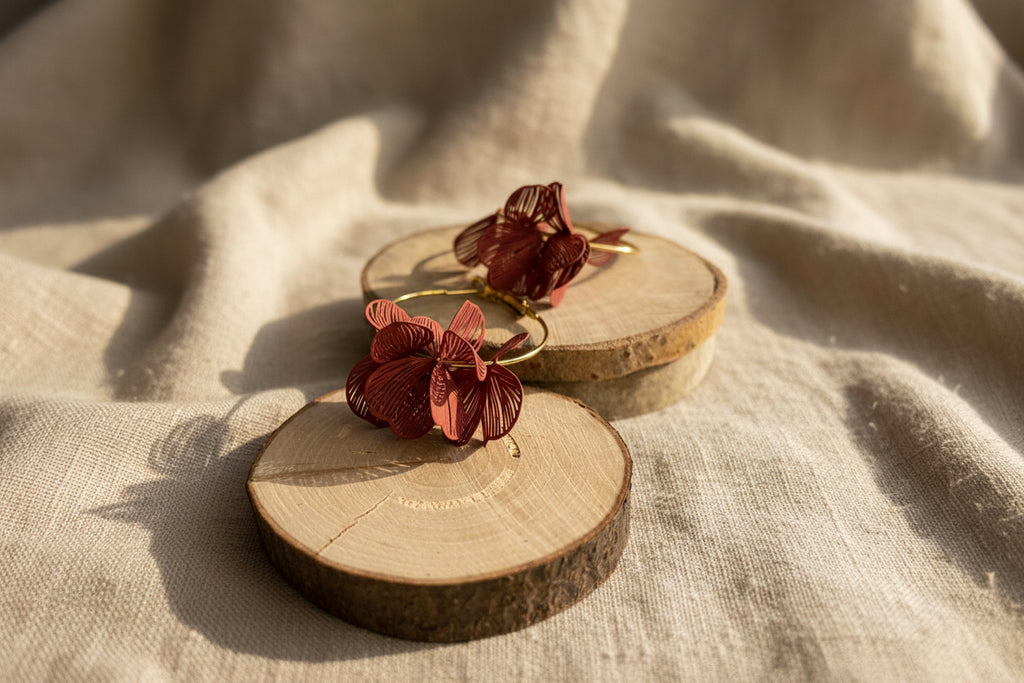Créoles en acier inoxydable doré avec pétales roses