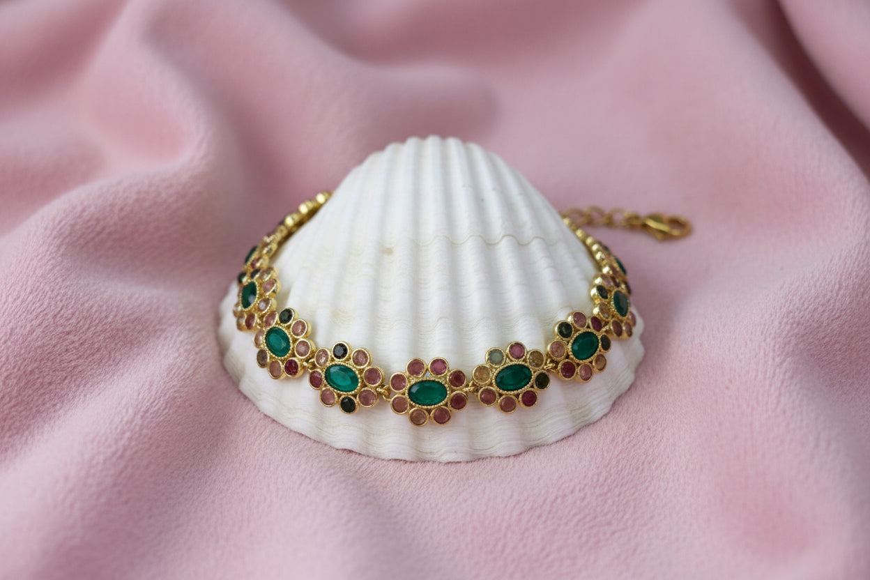 Bracelet acier inoxydable doré, pierres multicolores et motif ammonite
