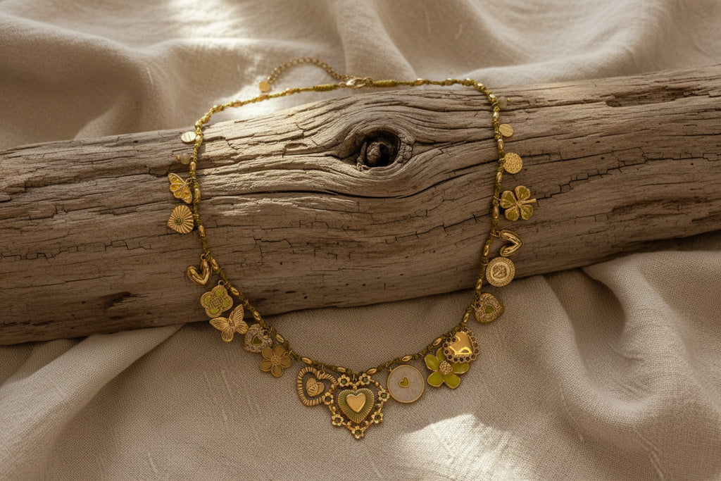 Collier acier inoxydable doré avec breloques roses